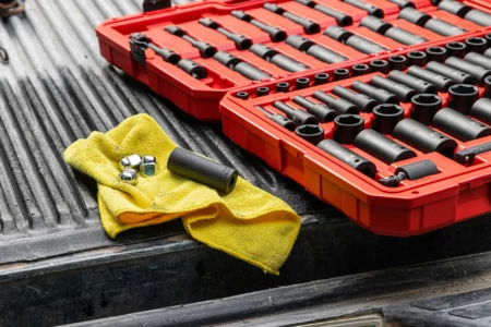 Werkzeugkoffer mit Stecknüssen und gelbem Tuch – professionelles Equipment in der Meisterwerkstatt des Autohauses Auffenberg Gelsenkirchen
